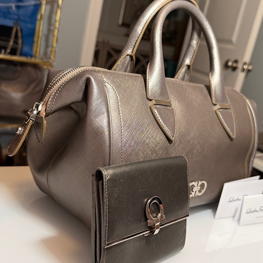 Salvatore Ferragamo SET: Metallic Platinum Gray Satchel & Wallet Silver Gancini - Picture 3 of 13